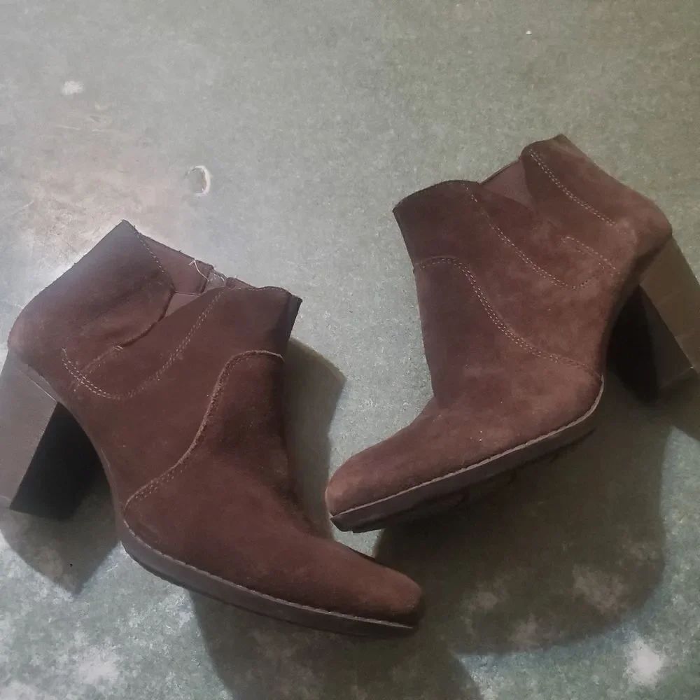 Clark brown suede booties sz 9.5